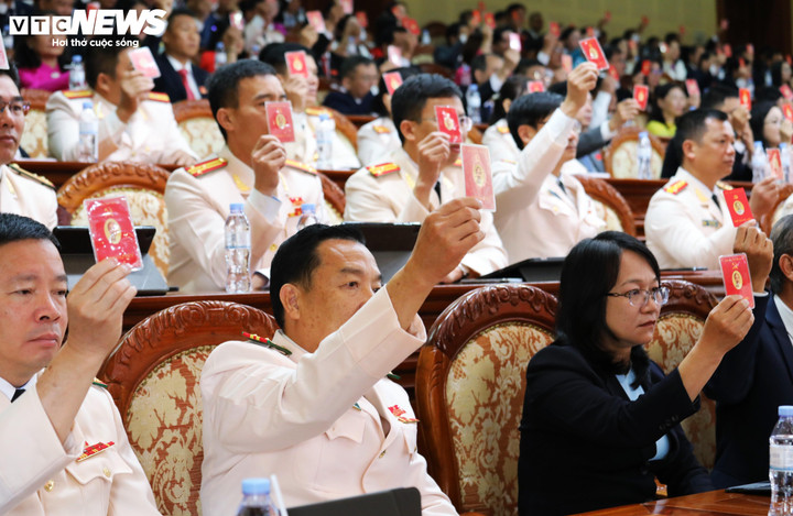 Đại biểu Đại hội đại biểu Đảng bộ tỉnh Lâm Đồng lần thứ I, nhiệm kỳ 2025–2030 biểu quyết.