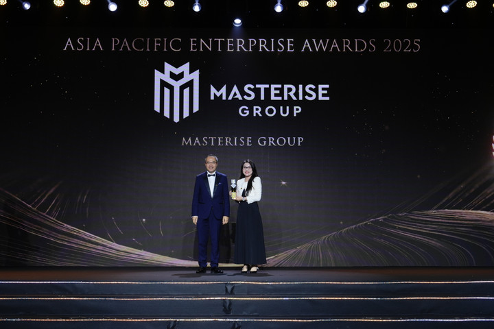 Đại diện Masterise Group nhận giải thưởng Corporate Excellence Award tại lễ trao giải Asia Pacific Enterprise Awards 2025.