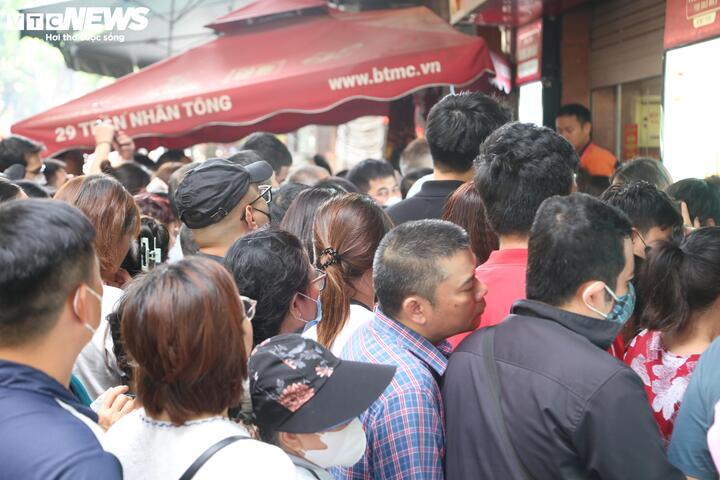 Không ít khách thất vọng khi phải chờ quá lâu mà cửa hàng vẫn chưa mở bán vàng.