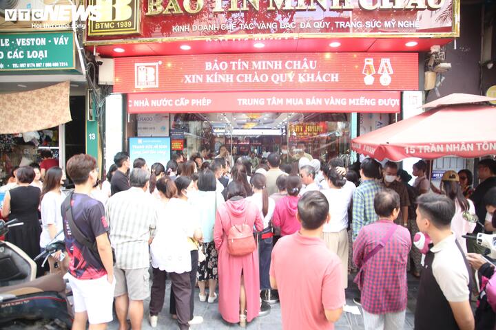 Nhiều khách cho biết đã đứng chờ từ 4h sáng.