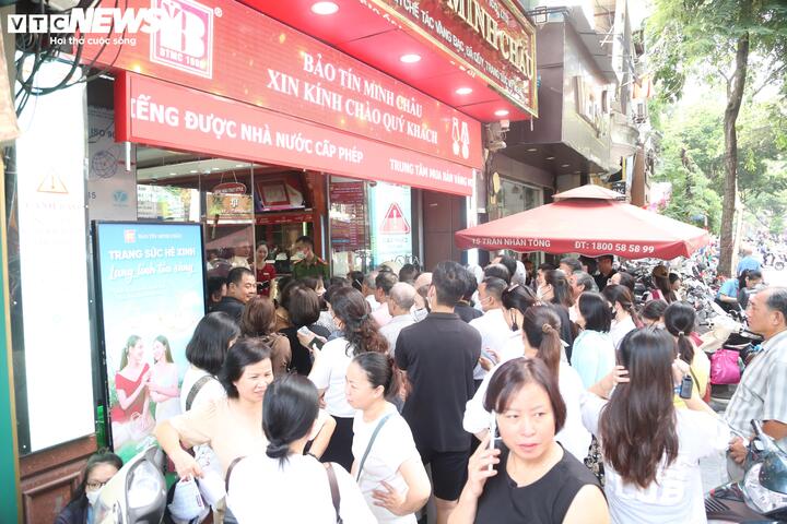 Dòng người xếp hàng dài, chen nhau không một chỗ trống.