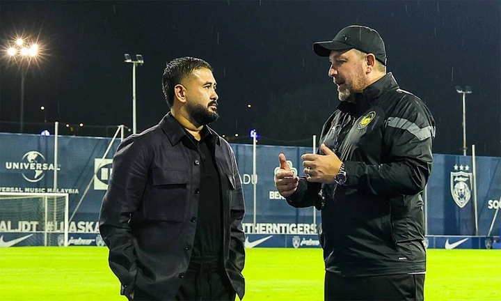 Hoàng thân Tunku Ismail (bên trái) và HLV Cklamovski