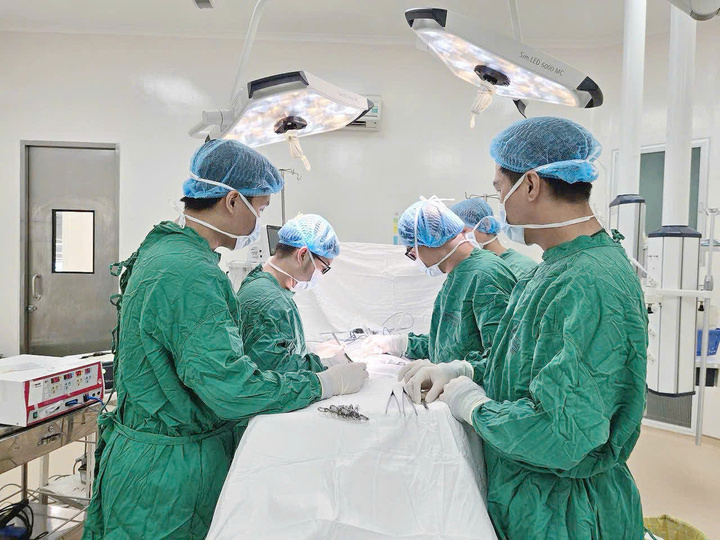 Các bác sĩ tại Bệnh viện Nhân dân 115 thực hiện ca phẫu thuật cắt bỏ khối u trung thất trưởng thành cho nam sinh 20 tuổi.