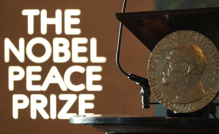 Bản sao Huy chương Nobel Hòa bình tại trụ sở của viện ở Oslo, Na Uy. (Ảnh: Reuters)