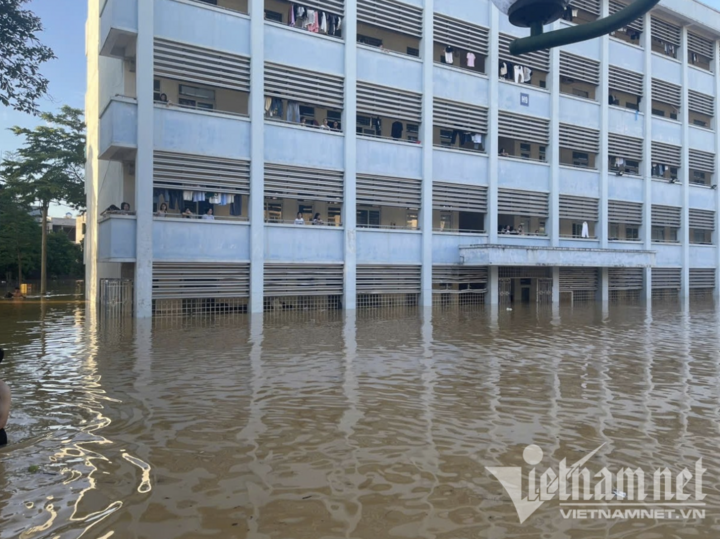Hluboká záplavová voda na koleji Pedagogické univerzity Thai Nguyen.