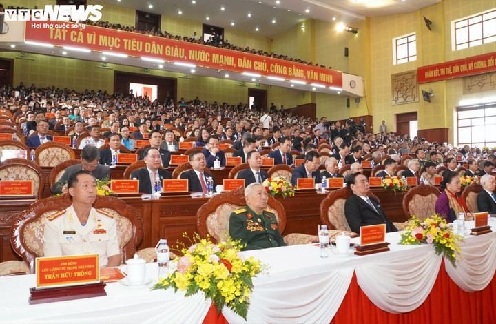 Đại hội đại biểu Đảng bộ tỉnh Lâm Đồng lần thứ I, nhiệm kỳ 2025–2030 chính thức khai mạc với sự tham dự của 498 đại biểu, được chỉ định từ 128 đảng bộ trực thuộc, đại diện cho gần 124.000 đảng viên