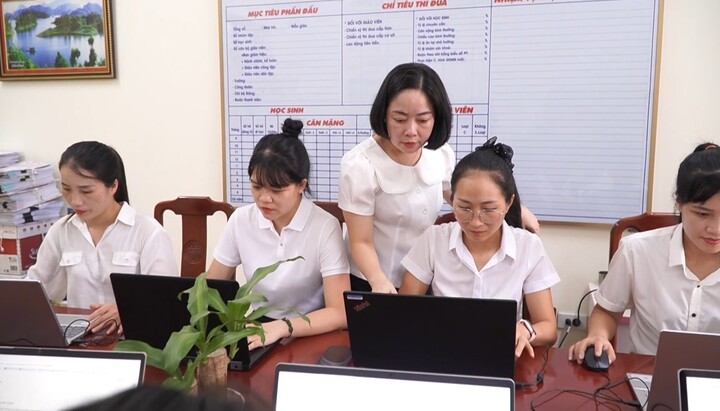 គ្រូបង្រៀន Nguyen Thi Thu Hien (ឈរ) ណែនាំគ្រូបង្រៀននៅសាលាមត្តេយ្យ Huong Sen ខេត្ត Tuyen Quang អំពីរបៀបប្រើប្រាស់ឧបករណ៍ឌីជីថល។ (រូបថត៖ NVCC)