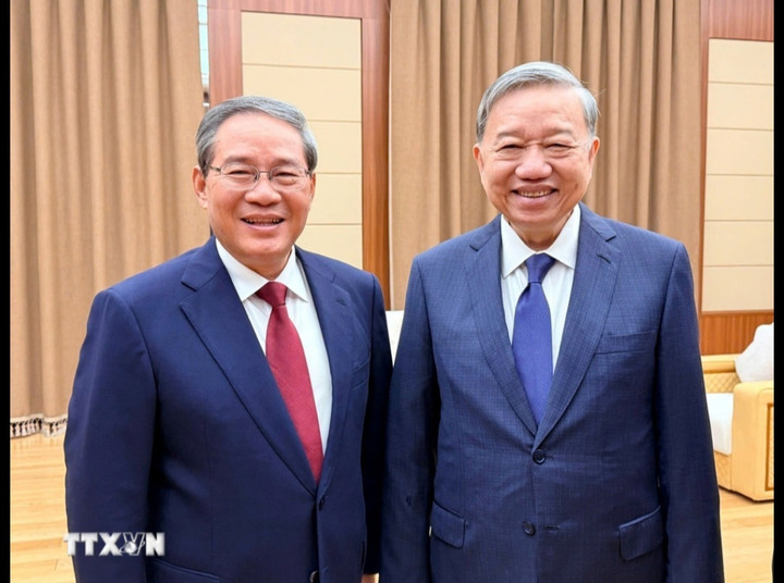 Tổng Bí thư Tô Lâm gặp Thủ tướng Trung Quốc Lý Cường. (Ảnh: TTXVN)