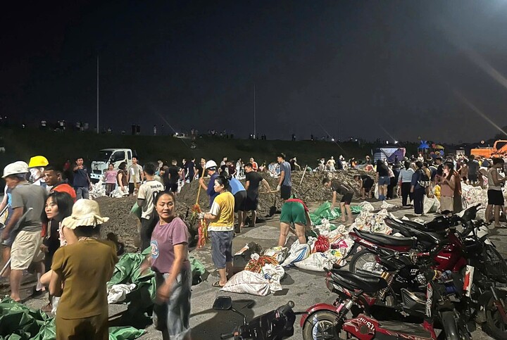 Hàng nghìn người dân cùng lực lượng chức năng gia cố tuyến đê xung yếu.