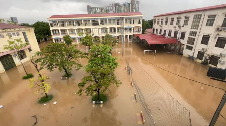 Sân trường Tiểu học Tây Mỗ (Hà Nội) chìm trong nước. (Ảnh: NTCC)