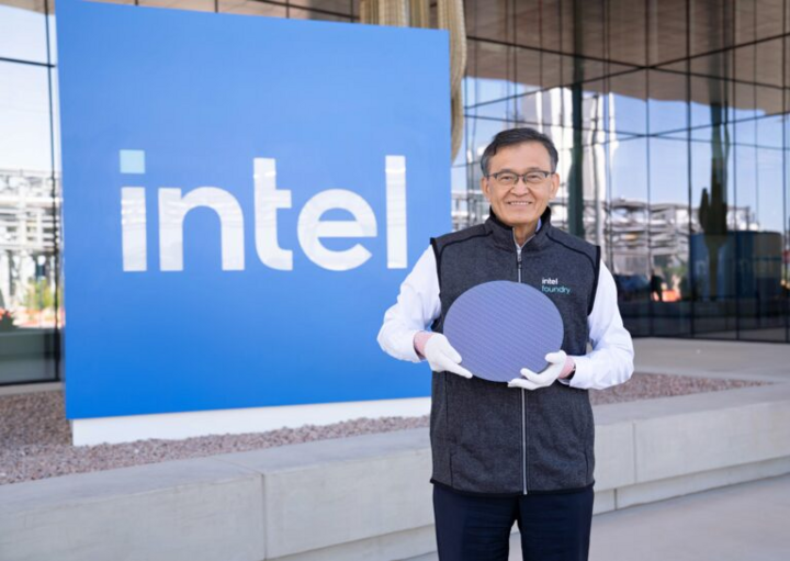Generální ředitel společnosti Intel, Lip-Bu Tan, drží v závodě Intel Ocotillo v Arizoně destičku s články CPU pro řadu Intel Core Ultra 3. (Zdroj: Intel)