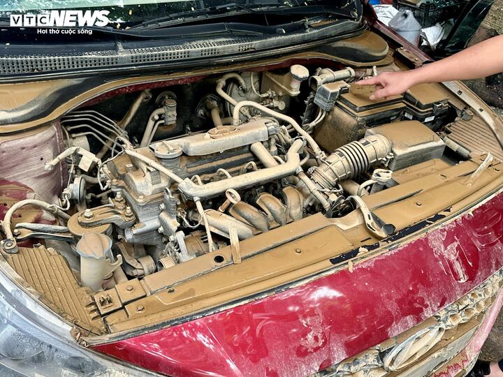 Bình ắc-quy của xe nên được tháo để giảm thiểu rủi ro sự cố phần điện khi xe bị ngập. (Ảnh: Mạnh Hùng)