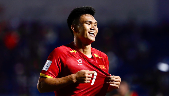 Đội tuyển Việt Nam đá giao hữu tại sân Hàng Đẫy.