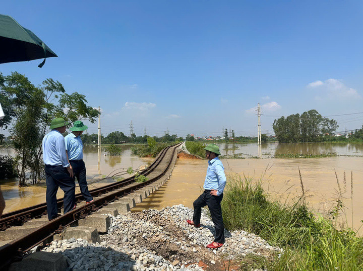 Ban lãnh đạo Tổng công ty Đường sắt kiểm tra và động viên cán bộ nhân viên và chỉ đạo khắc phục hậu quả sau trận lũ lịch sử.