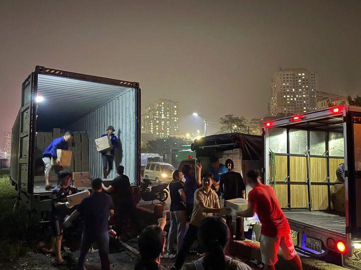 Đường sắt vận chuyển miễn phí hàng cứu trợ đồng bào vùng bão lũ