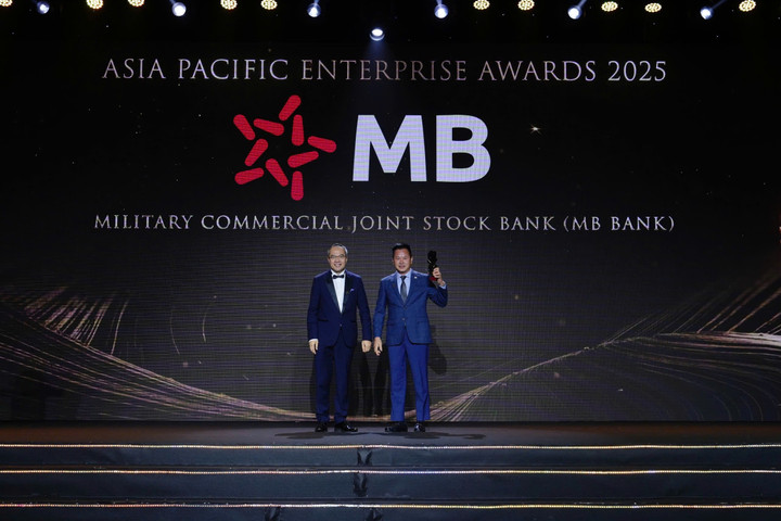 Ông Hà Trọng Khiêm – Phó Tổng Giám đốc - đại diện MB nhận giải thưởng