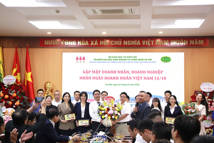 Đại diện các Khoa chúc mừng các doanh nghiệp nhân ngày Doanh nhân Việt Nam.