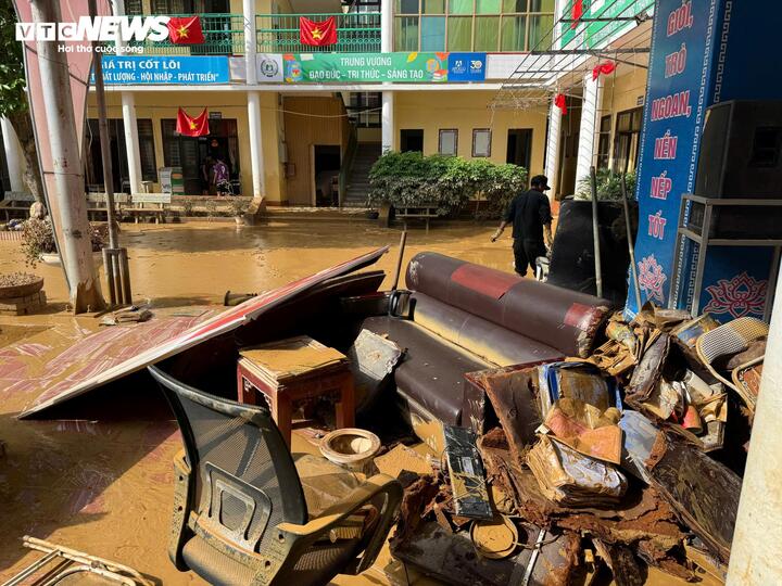 Bà Nguyễn Thanh Mai, Hiệu trưởng nhà trường cho biết, dù nằm ngay trung tâm nhưng trường vẫn bị ngập úng nặng. Các vật dụng, thiết bị điện tử hầu như hư hỏng vì ngâm nhiều ngày trong nước. Khuôn viên trường biến thành bãi hoang tàn. Lớp học lộn xộn, bàn ghế đổ chồng chất sau mưa bão.