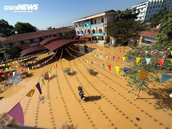 Trường Mầm non Liên Cơ (phường Phan Đình Phùng) ngập trong biển nước mênh mông, chưa rút hết.