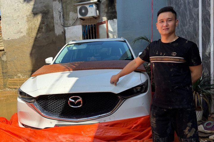 Anh Hoàng Thắng (Thái Nguyên) cùng chiếc xe được giữ an toàn với phương pháp bọc bạt. (Ảnh: FBNV)