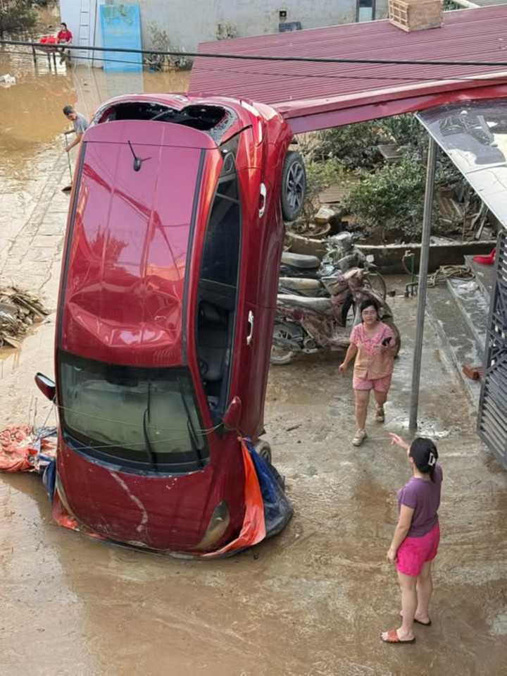 Chiếc ô tô bọc bạt nhưng không thành công và bị cắm thẳng đầu xe xuống đất. (Ảnh: OFFB)