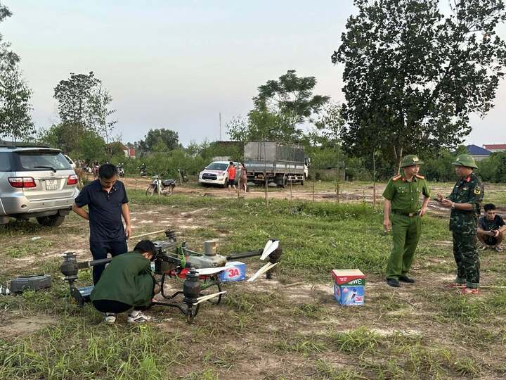 Cận cảnh Drone Viettel vận chuyển hàng cứu trợ tại vùng lũ - 6