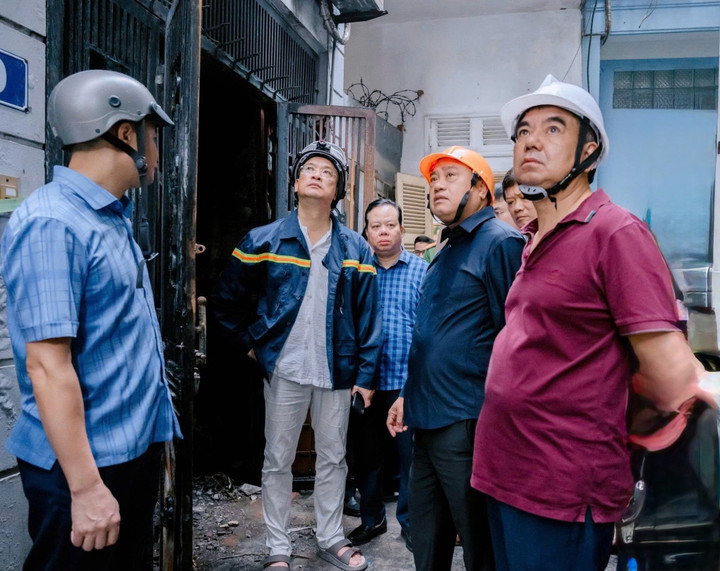 Chủ tịch Trần Sỹ Thanh chỉ đạo tại hiện trường vụ cháy.