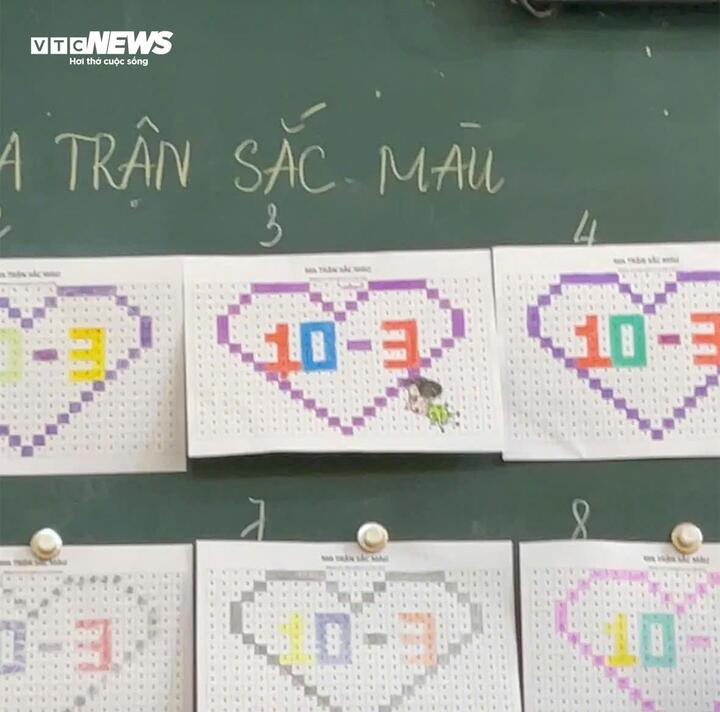 Với đề bài này, học sinh tô màu theo dạng ma trận, tạo nên hình trái tim cùng dòng chữ “10-3” từ nhiều ô vuông nhỏ. Mỗi bài làm thể hiện sự sáng tạo qua cách phối màu đa dạng và sinh động.