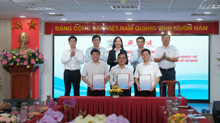 Đại diện Saigon Co.op, Liên minh HTX và Hội Doanh nhân trẻ TP Huế ký kết biên bản ghi nhớ hợp tác.