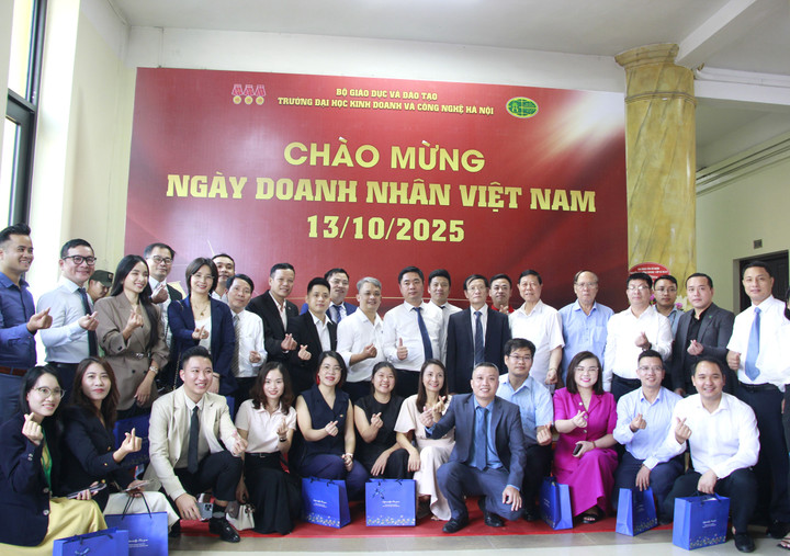 Lãnh đạo Nhà trường chụp ảnh lưu niệm cùng các doanh nghiệp.