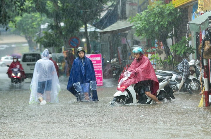 Ngày 11/10, Hà Nội có mây, sáng và đêm mưa rào, dông vài nơi. (Ảnh minh họa: Khổng Chí)