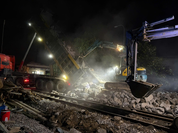 Công nhân và máy móc khẩn trương làm việc xuyên đêm.