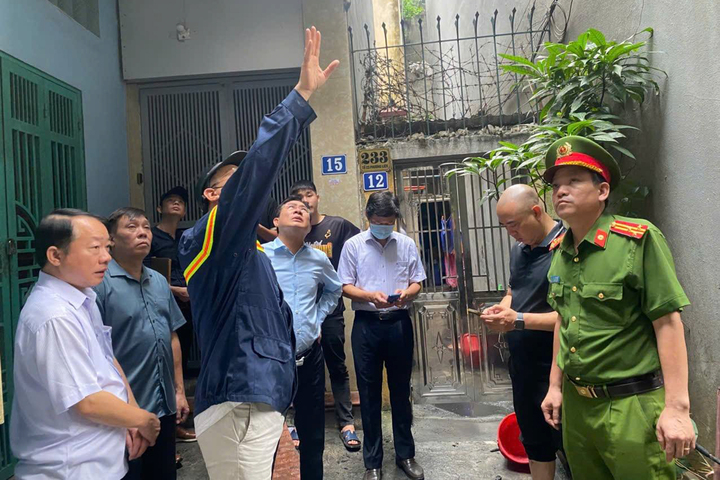 Ngay sau khi nhận tin báo, Công an Hà Nội đã điều động 4 xe chữa cháy cùng hơn 30 cán bộ, chiến sĩ đến hiện trường. Chỉ huy chữa cháy nhanh chóng triển khai các mũi tấn công, sử dụng bình thở chuyên dụng để tiếp cận bên trong.