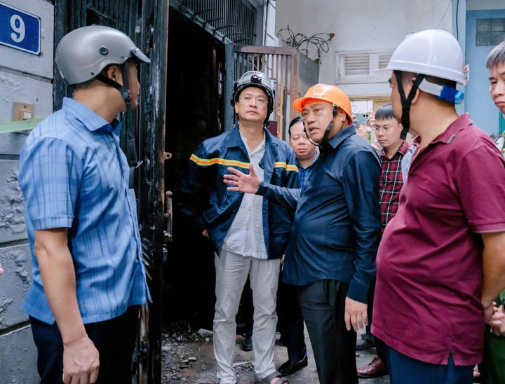 Chủ tịch UBND Thành phố Hà Nội Trần Sỹ Thanh kiểm tra, chỉ đạo khắc phục hậu quả vụ cháy.