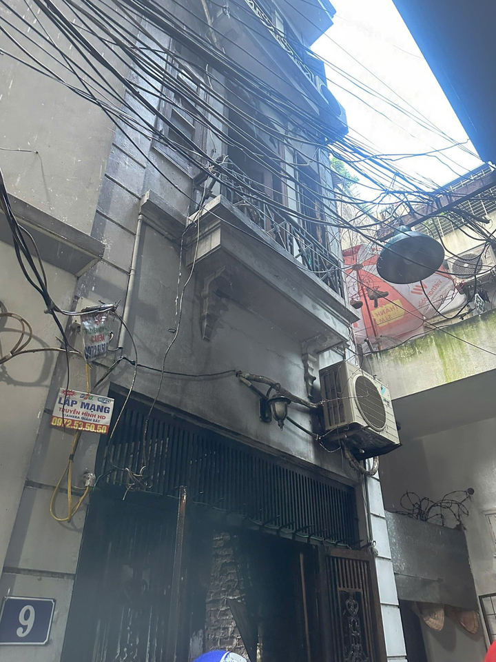 Ngôi nhà gặp nạn có diện tích khoảng 25m², cao 4 tầng và một tum, nằm sâu trong ngõ nhỏ chỉ đủ một xe máy tránh nhau.