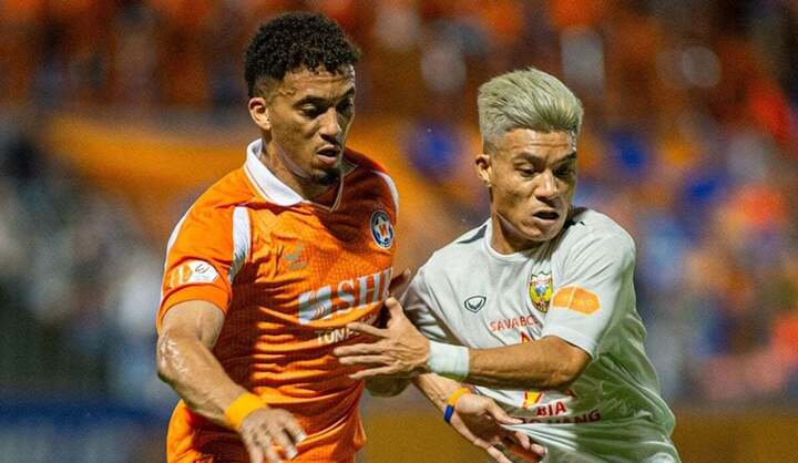 David Henen trong màu áo SHB Đà Nẵng.