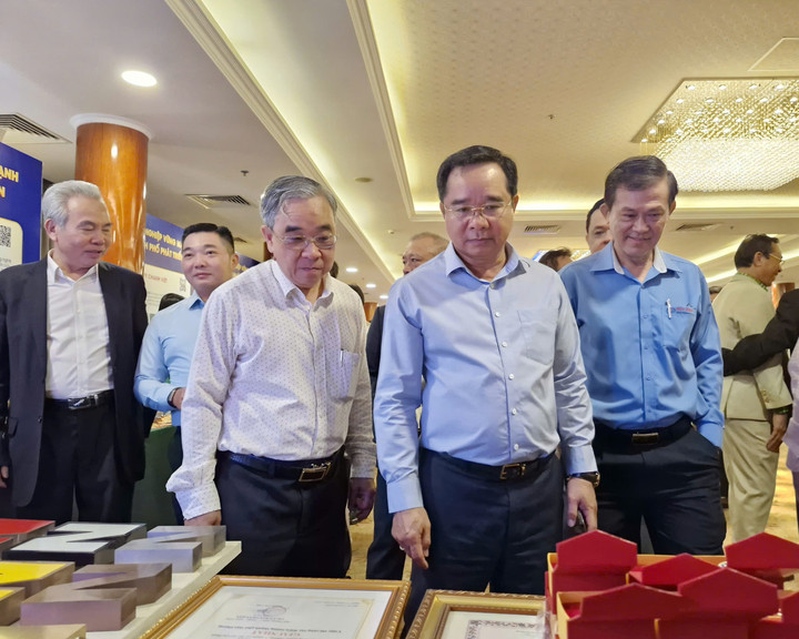 Chủ tịch UBND TP.HCM Nguyễn Văn Được cùng các doanh nhân TP.HCM tham quan nhóm gian hàng giới thiệu sản phẩm của doanh nghiệp trong chương trình cà phê doanh nhân - một sáng kiến kết nối của HUBA. (Ảnh: Hà Linh)