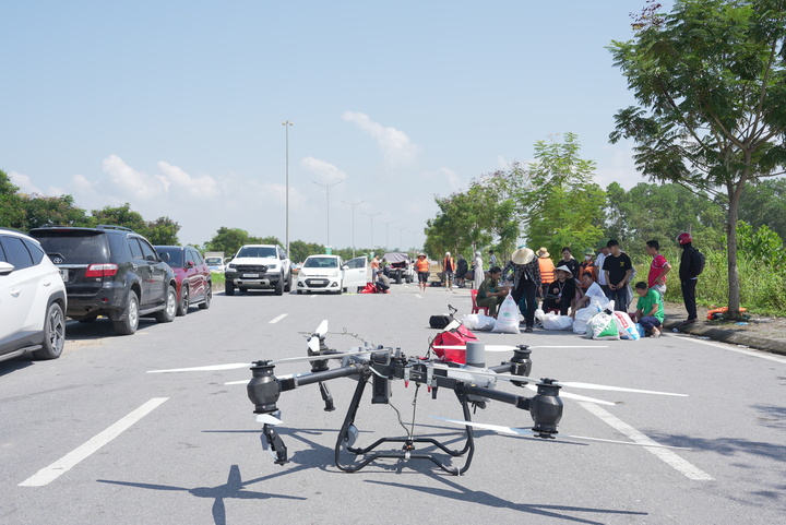 Cận cảnh Drone Viettel vận chuyển hàng cứu trợ tại vùng lũ - 2