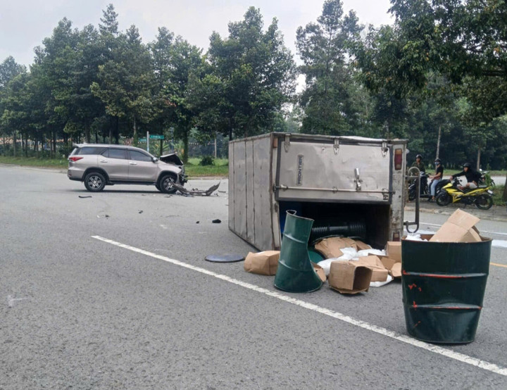 Xe tải lật nhào giữa đường.