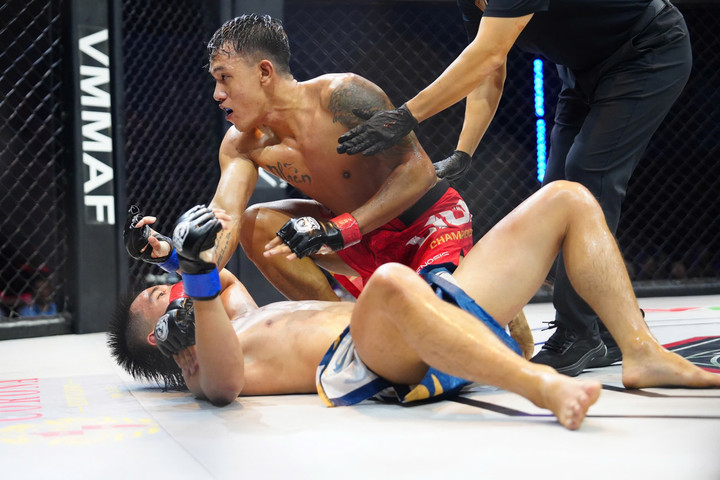 Nguyễn Văn Lâm (đỏ) trở thành nhà vô địch MMA Striking đầu tiên.