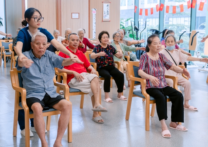 Hoạt động tập luyện của các ông bà tại trung tâm dưỡng lão bán trú.