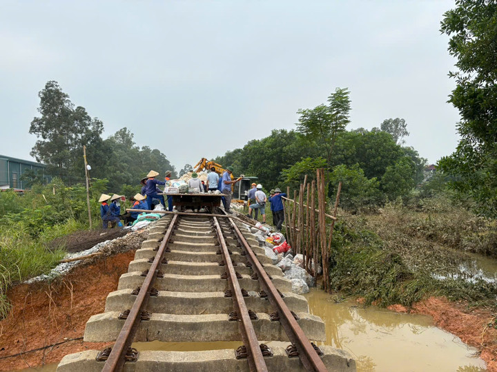 Các đoạn xói mòn đang được tiếp tục khắc phục, đảm bảo an toàn và khôi phục chạy tàu sau mưa lũ.