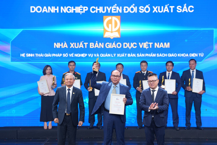 Đại diện NXBGDVN, ông Đặng Thanh Hải - Phó Tổng Giám đốc - nhận cúp và chứng nhận giải thưởng từ BTC.