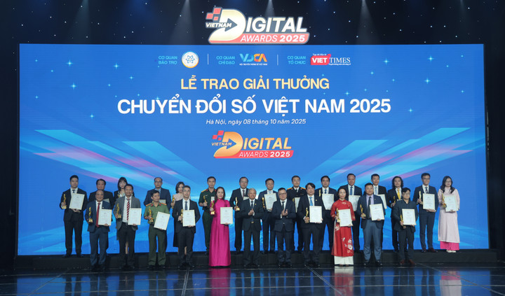 Các cơ quan nhà nước nhận giải thưởng “Doanh nghiệp, đơn vị sự nghiệp chuyển đổi số xuất sắc”.