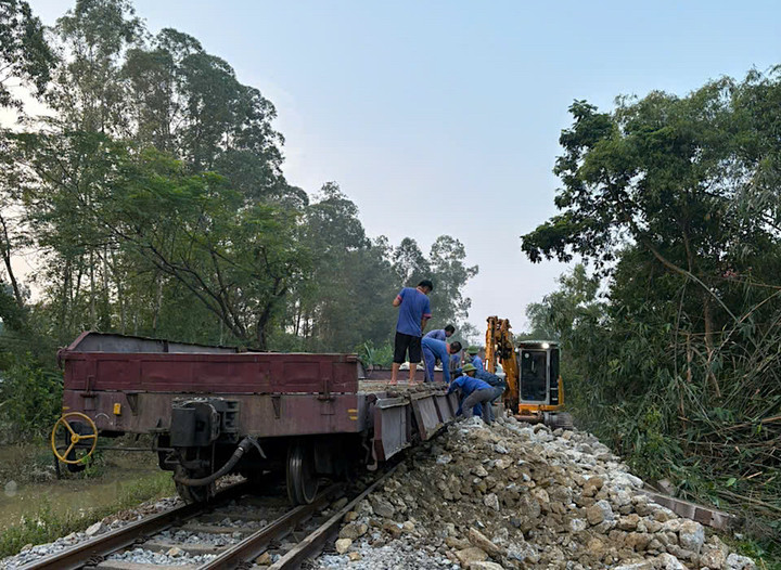Sáng nay tàu chở đá đang tiếp cận dần vị trí nặng nhất để tập trung khắc phục.