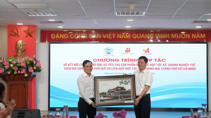 Đoàn công tác Thành phố Huế trao tặng quà lưu niệm đến Saigon Co.op, thể hiện tình cảm gắn bó và lời tri ân đối tác.
