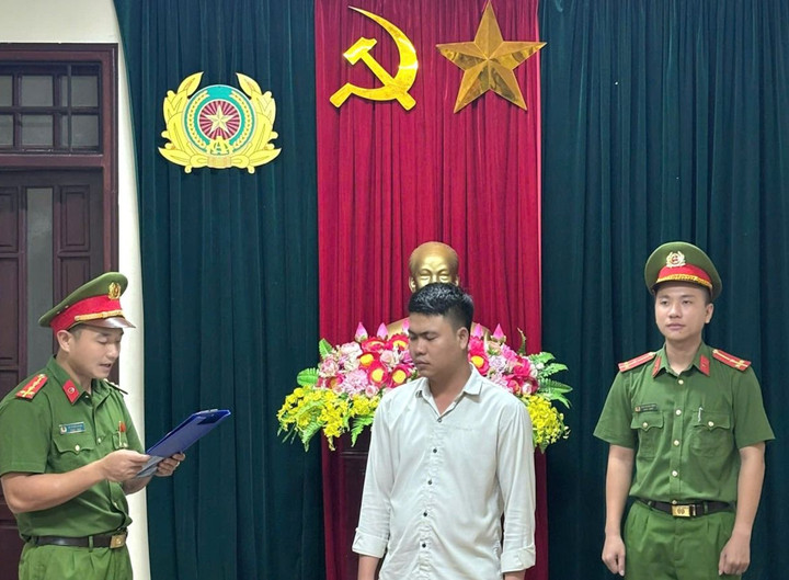 Cán bộ Cơ quan CSĐT Công an tỉnh Quảng Trị tuyên đọc quyết định khởi tố với tài xế Hồ Văn Dũng. (Ảnh: CA Quảng Trị)