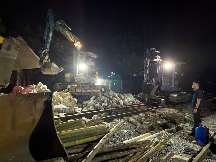 Tập trung máy móc thi công.