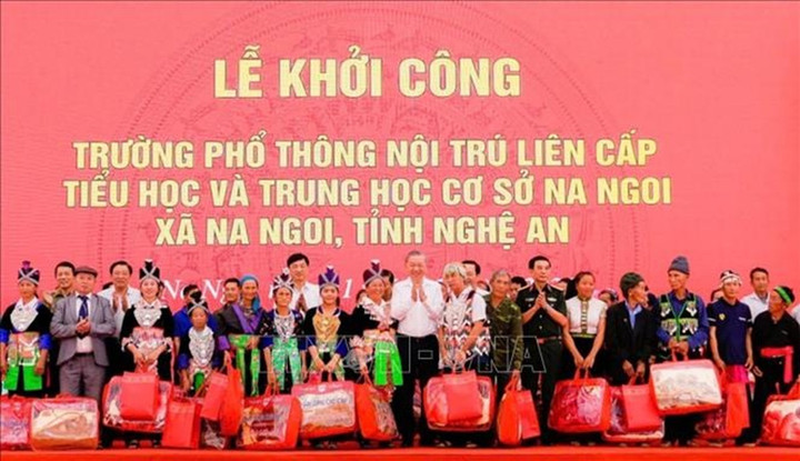 Tổng Bí thư Tô Lâm tặng quà cho các gia đình khó khăn, gia đình chính sách xã Na Ngoi. (Ảnh: Trịnh Duy Hưng/ TTXVN)