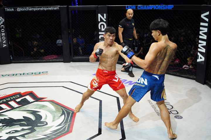 Trần Quốc Tuấn (đỏ) thua Vorapon Jayamram.